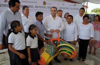 Entrega el Gobernador mobiliario, material didáctico, deportivo y de oficina para escuelas de tiempo completo de Lázaro Cárdenas