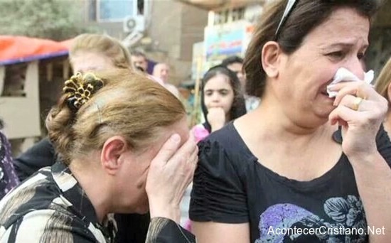 Mujer cristianas lloran por persecución del Estado Islámico en Irak