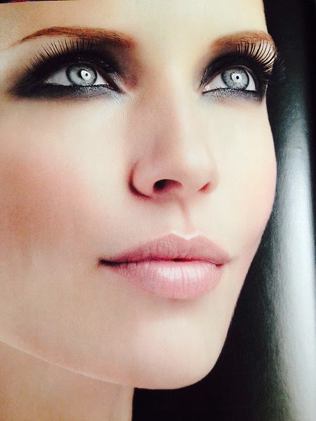 Maquillaje claro y ojos ahumados