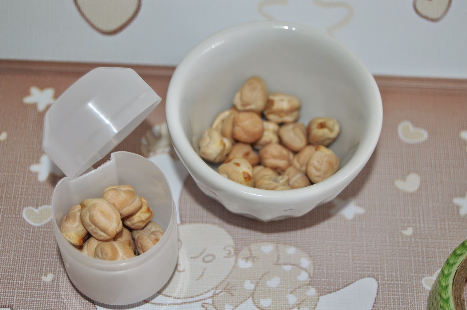 Jugando con Duendes y Hadas Maracas con huevos kinder plastic easter