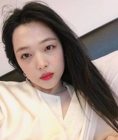 Sulli S New Selfies After Tearful Broadcast Netizens