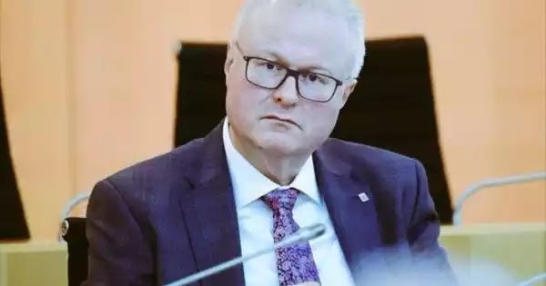 Αυτοκτόνησε ο ΥΠΟΙΚ του κρατιδίου της Έσσης: «Δεν θέλω να ζήσω την οικονομική καταστροφή που περιμένει την Γερμανία» Αυτοκτόνησε ο ΥΠΟΙΚ του κρατιδίου της Έσσης: «Δεν θέλω να ζήσω την οικονομική καταστροφή που περιμένει την Γερμανία»