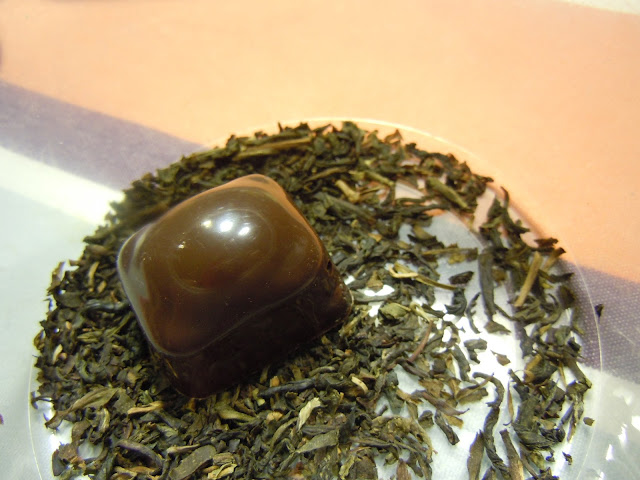 Praline chocolat noir, ganache aromatisée au thé au jasmin