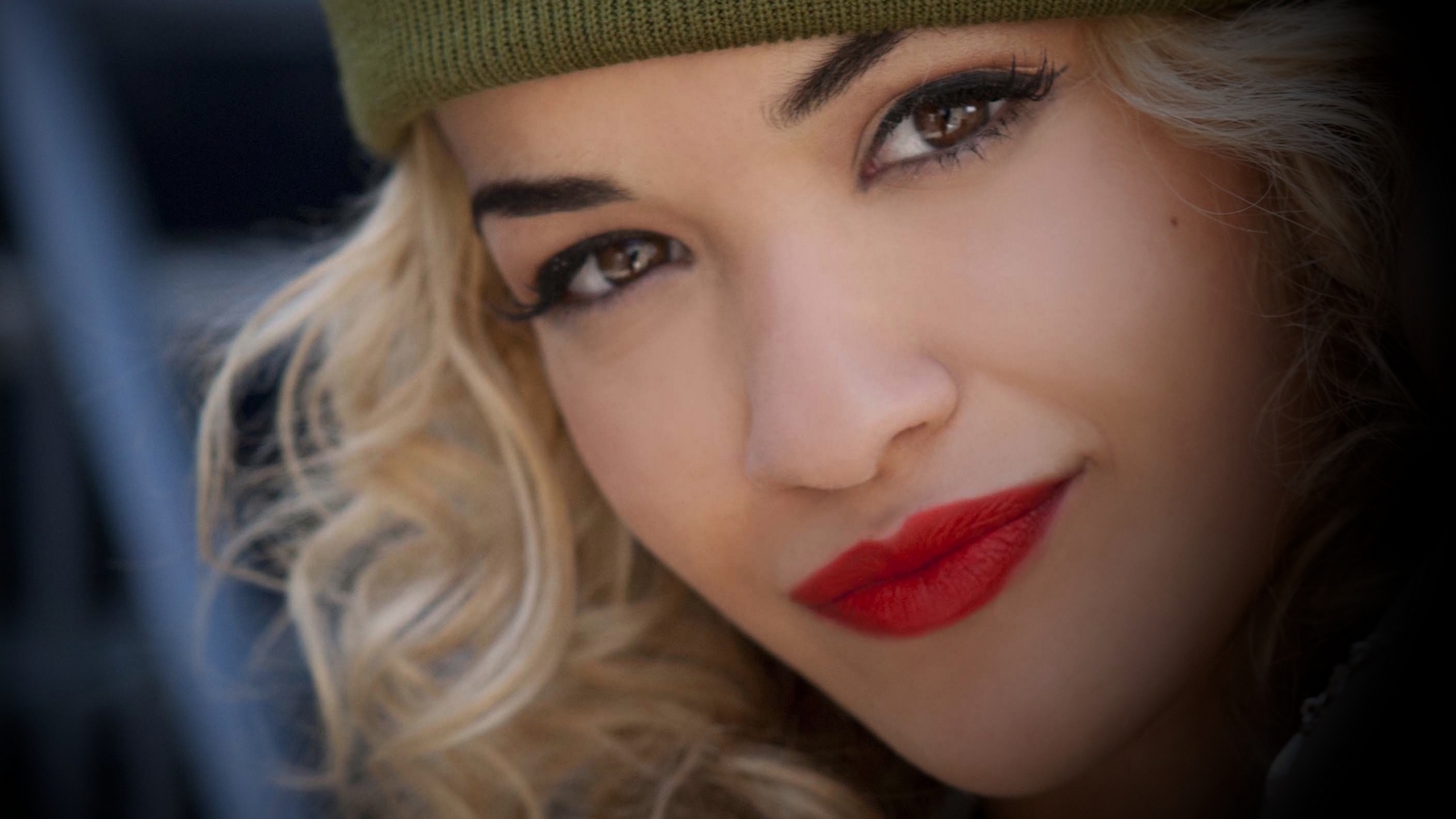 http://2.bp.blogspot.com/-qmsOqWjE_Rk/UEcYAnC6EQI/AAAAAAAAPWU/SZU4B1dulYQ/s1600/Rita_Ora_Wallpaper_1600x900.jpg