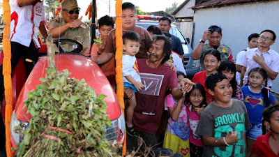 Naik Traktor, Gubernur Olly Meriahkan Pawai Dalam Rangka HUT Minahasa ke-590
