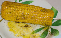 Mazorca de maíz con sal y pimienta al microondas