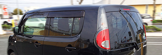 駐車中のスズキMRワゴンを左斜め後ろから見る（2015年4月9日撮影）