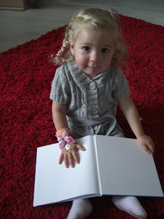 Virginia und ihr Haargummi, das sie als Armband benutzt