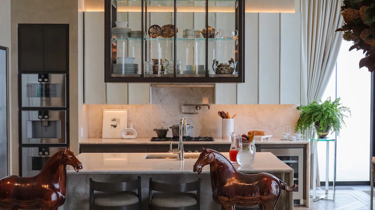 27 Photos vs. Inside New York’s Skinniest Skyscraper vs. Luxury Penthouse Interior Design Tour