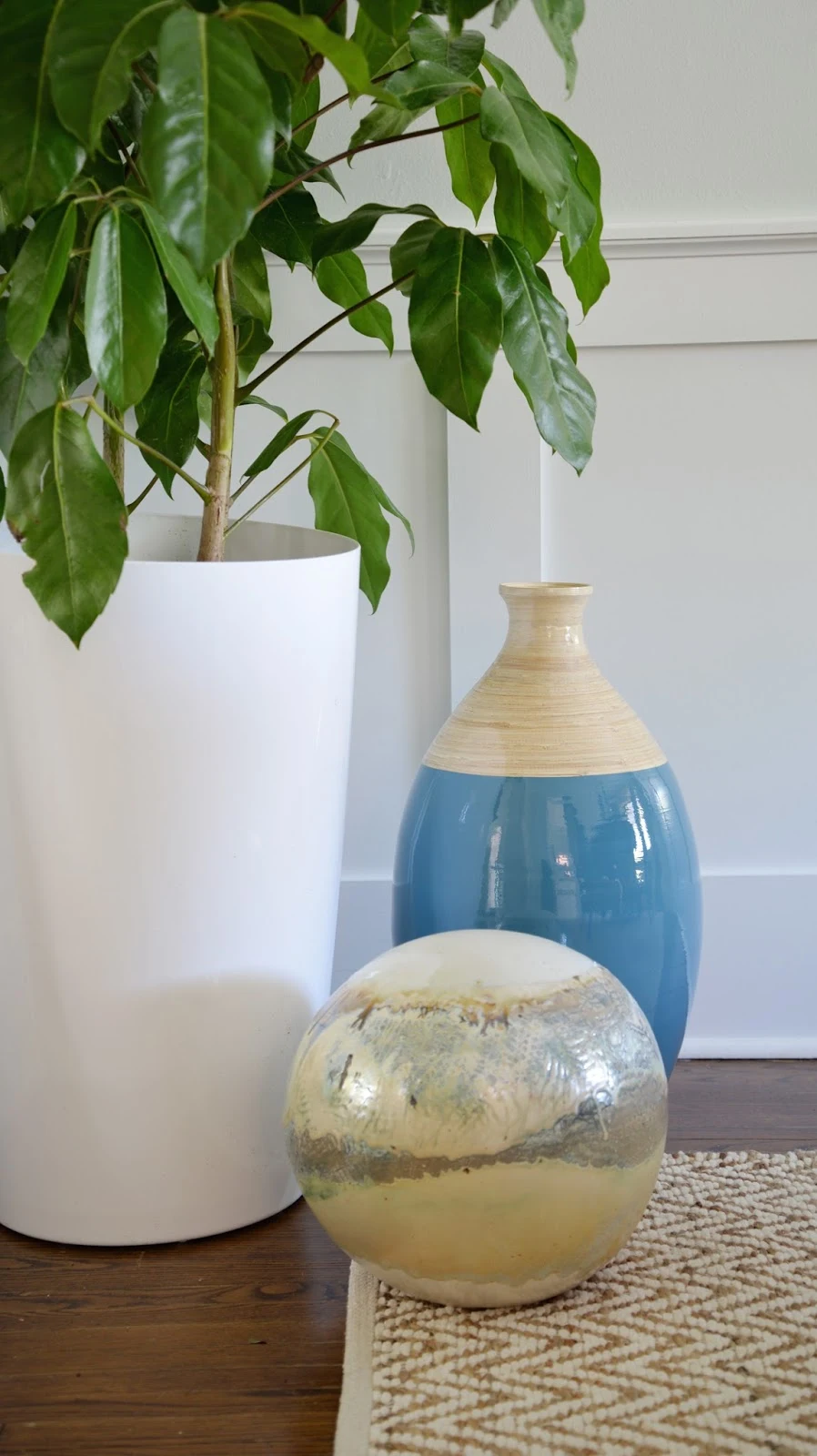 Rambling Renovators | tropical dining room, jute rug, ceramic ball, tropical plant