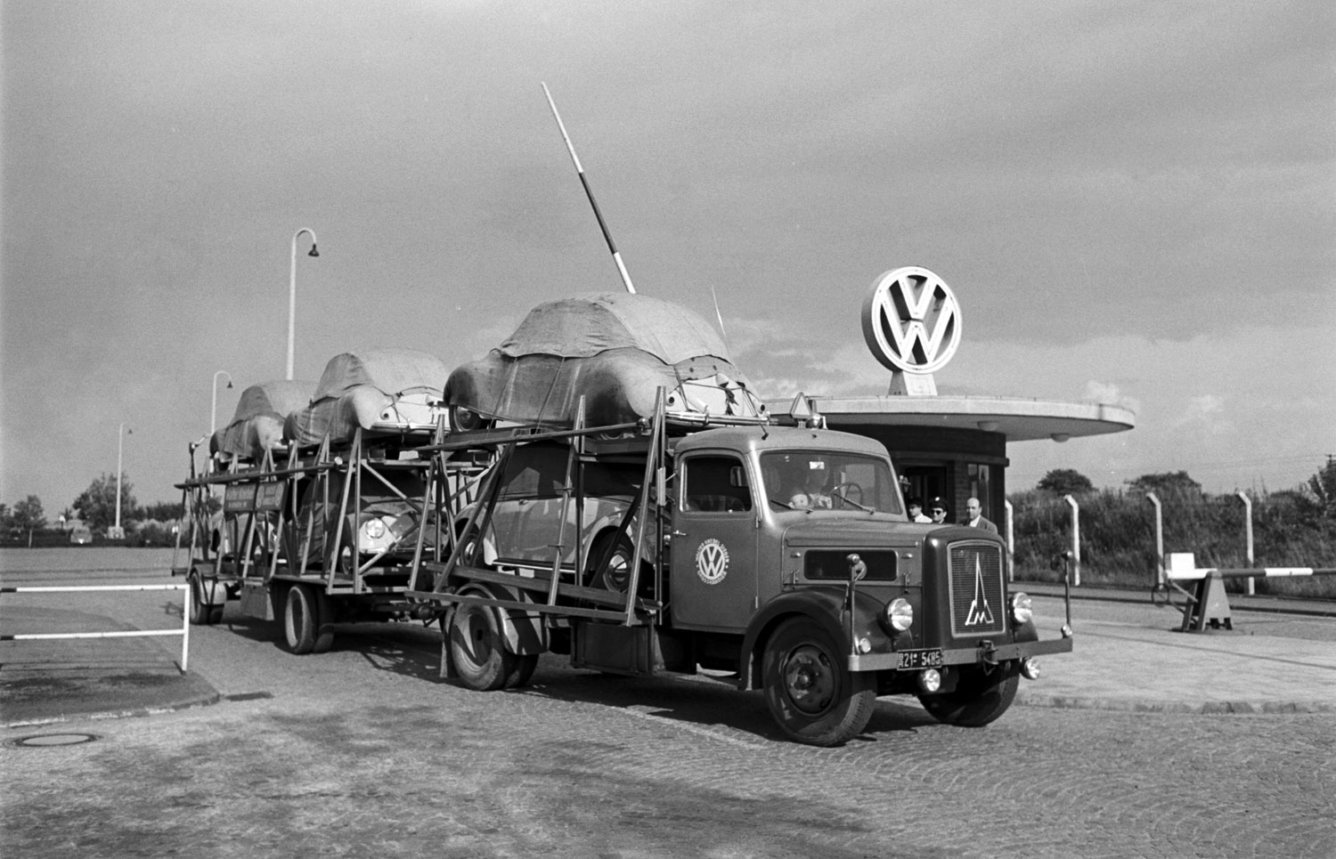 23 Amazing Black and White Photographs Captured Volkswagen's Main Plant