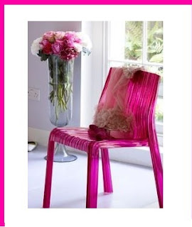 Detalles en color fucsia para decoración de baños Silla en color fucsia para baños