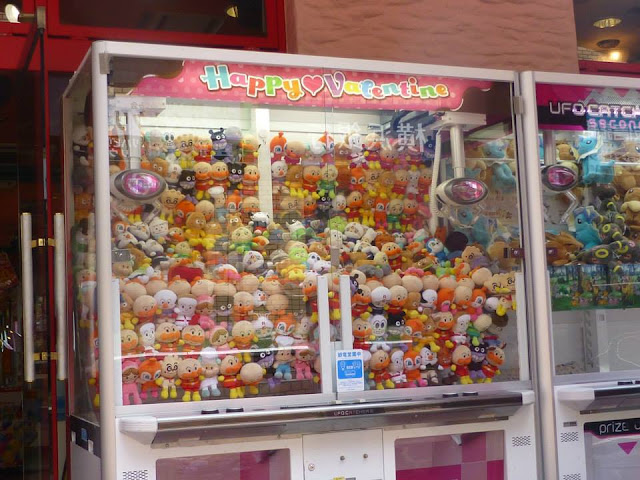 Entrer dans une arcade de jeux à Tokyo
