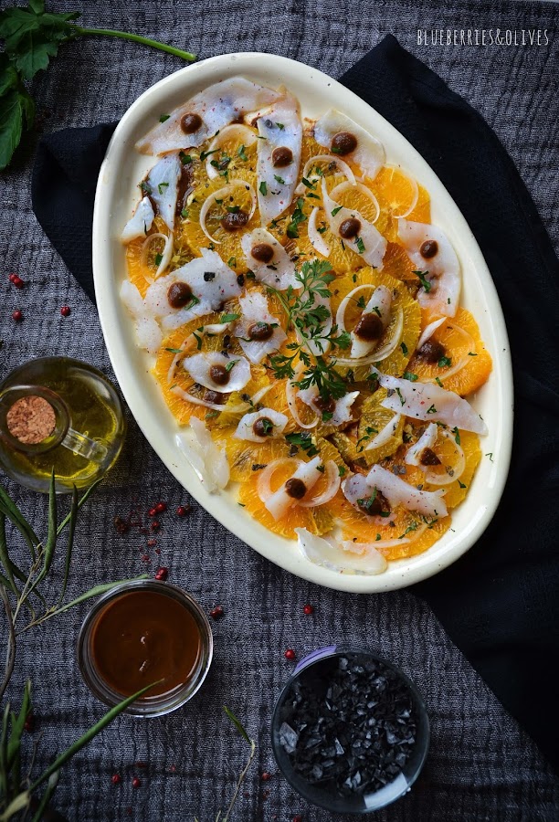 ENSALADA DE BACALAO Y NARANJA CON ALIÑO DE AJO NEGRO 