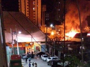 Barraca pega fogo e causa incêndio no Parque do Povo, em Campina Grande