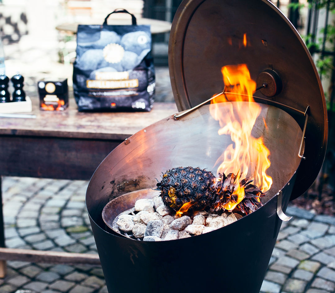 Süß grillen: Ananas vom Kohlegrill mit Erdbeer-Salsa ~ Moderne ... Süß grillen: Ananas vom Kohlegrill mit Erdbeer-Salsa ~ Moderne ...
