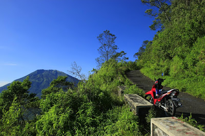 foto jalan menuju puncak gunung telomoyo