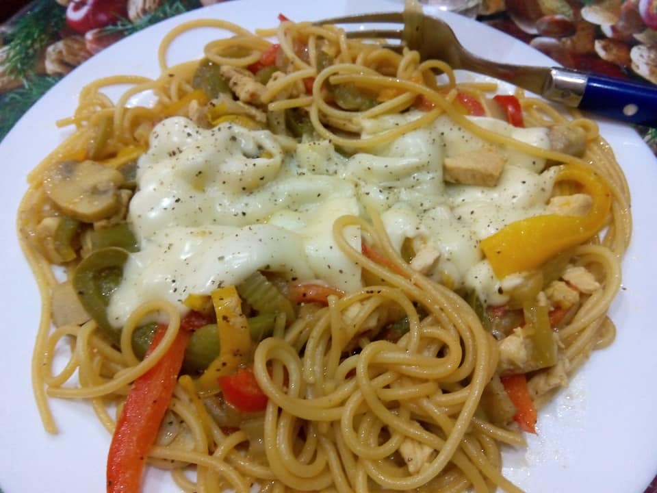 ESPAGUETIS CON VERDURAS, POLLO Y SALSA