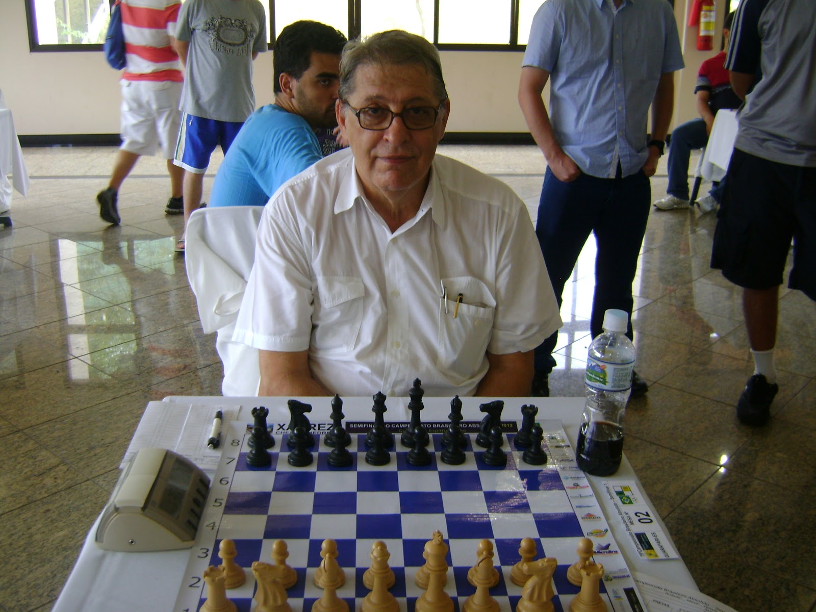 Grande Mestre Brasileiro Krikor enfrenta vários ao mesmo tempo