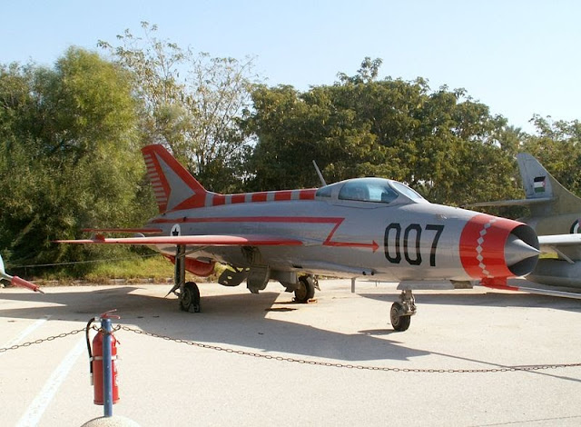 800px-Hatzerim_201206_MiG21.jpg