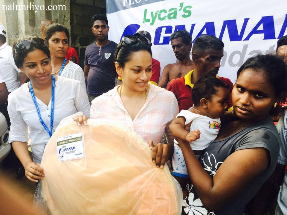 Janaki Wijerathne donating to people