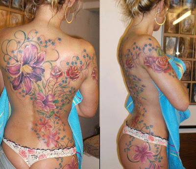 Tatuaje de flores en el cuerpo de una mujer