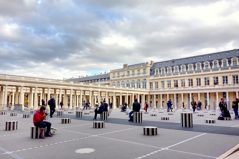Paris : Les Deux Plateaux au Palais Royal, grandeur et misère des colonnes  de Buren - Ier - Paris la douce, magazine parisien lifestyle, culture,  sorties, street art