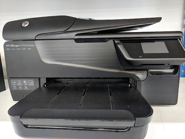 Impresora HP de inyección de tinta utiliza cartuchos HP 17 tricolor.