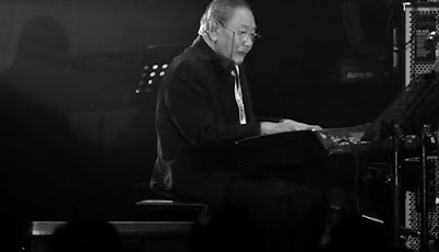 Biografi Bubi Chen Biografi Bubi Chen Bubi Chen (lahir di Soerabaja, Jawa Timur, 9 Februari 193 adalah seorang pemusik jazz Indonesia. Saat berusia 5 tahun oleh ayahnya Tan Khing Hoo, Bubi diserahkan kepada Di Lucia, seorang pianis berkebangsaan Italia, untuk belajar piano. Saat itu Bubi belum bisa membaca apalagi memahami not balok. Meskipun begitu, Bubi Chen bisa mengikuti pelajaran yang disampaikan oleh Di Lucia karena Bubi Chen sudah terbiasa melihat kakak-kakaknya, Jopie Chen dan Teddy Chen, saat sedang berlatih piano. Bubi Chen belajar pada Di Lucia hingga tahun kemerdekaan Indonesia. Setelah itu, Bubi Chen mengikuti kursus piano klasik dengan pianis berkebangsaan Swiss bernama Yosef Bodmer. Suatu ketika Bubi Chen tertangkap basah oleh Yosef Bodmer ketika sedang memainkan sebuah aransemen jazz. Bukannya marah, Yosef Bodmer justru berucap, “Saya tahu jazz adalah duniamu yang sebenarnya. Oleh karena itu, perdalamlah musik itu”. Di umur 12 tahun, Bubi Chen sudah mampu mengaransemen karya-karya Beethoven, Chopin, dan Mozart ke dalam irama jazz. Bubi Chen menilai musik jazz memiliki kebebasan dalam menuangkan kreatifitas dibanding musik klasik dengan kaidah-kaidahnya sendiri. Beberapa waktu kemudian Bubi mulai mempelajari jazz secara otodidak. Ia mengikuti kursus tertulis pada Wesco School of Music, New York