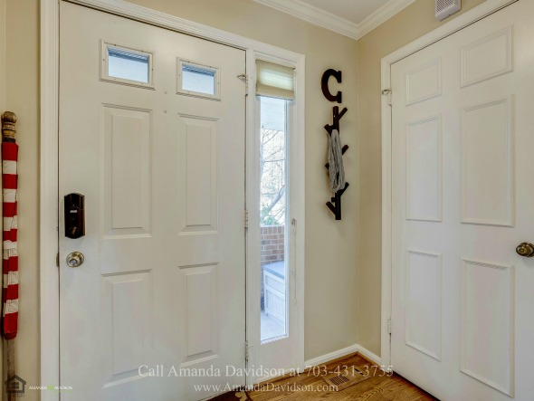 Alexandria VA Townhouse - This Alexandria townhouse for sale places you just minutes away from all the local amenities and conveniences! 