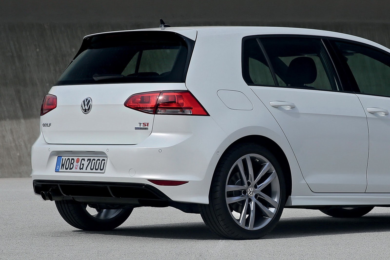 2015-Volkswagen-Golf-R-63