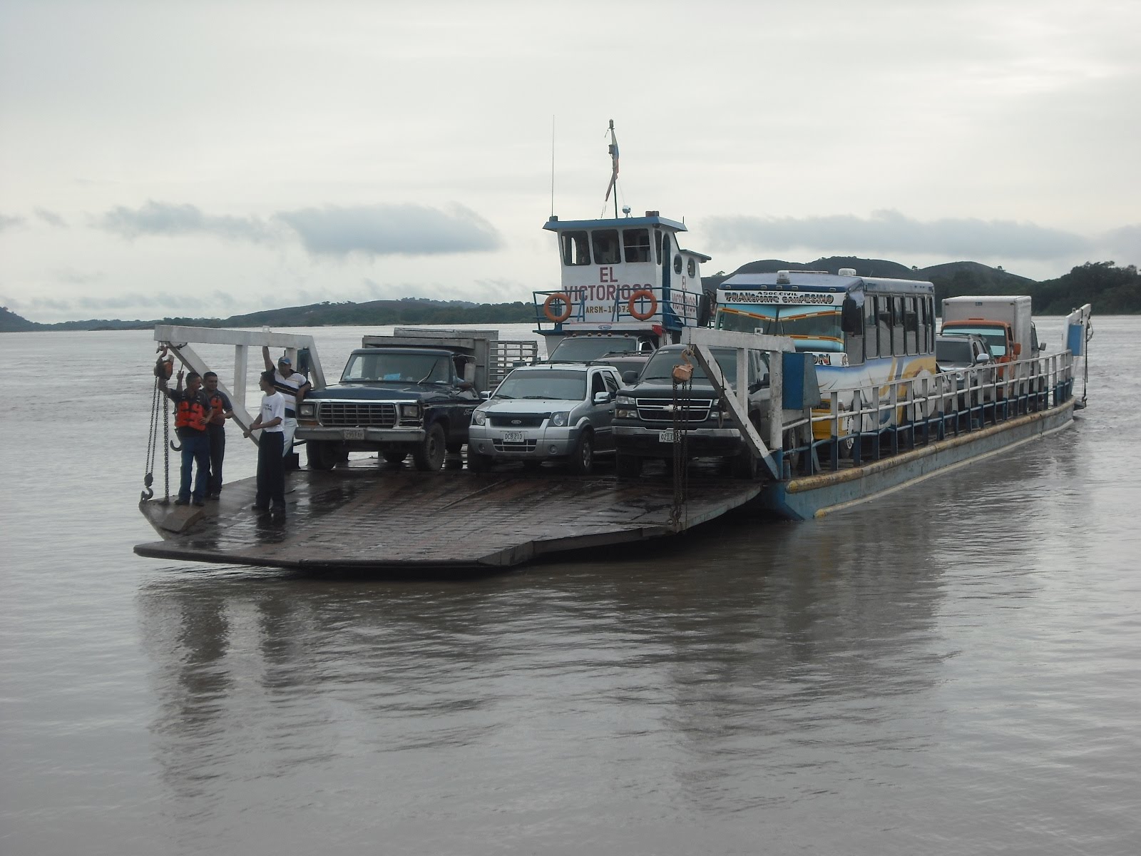 EL VERDADERO AMAZONAS VENEZOLANO El paso de la chalana en Pto PaezEl