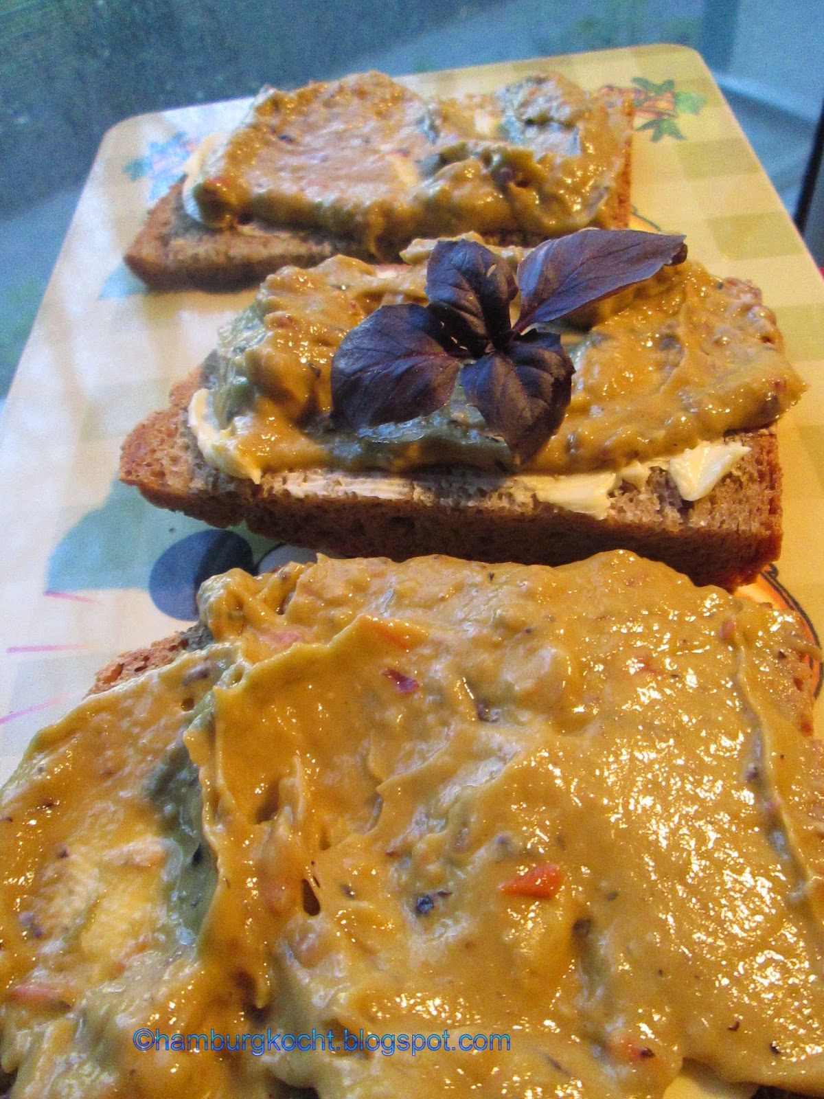 Hamburg kocht!: Roh und vegan: Avocado-Tomaten-Kräuter-Creme Hamburg kocht!: Roh und vegan: Avocado-Tomaten-Kräuter-Creme