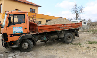 Three tonnes of sand Three tonnes of sand