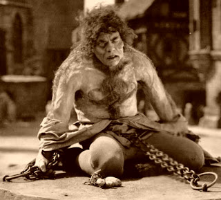 http://2.bp.blogspot.com/-qsMU1TAJV3I/UCwL-Ys32MI/AAAAAAAABSs/cL8XNG4i3yQ/s320/Hunchback+1923+-+Chaney+tortured.jpg
