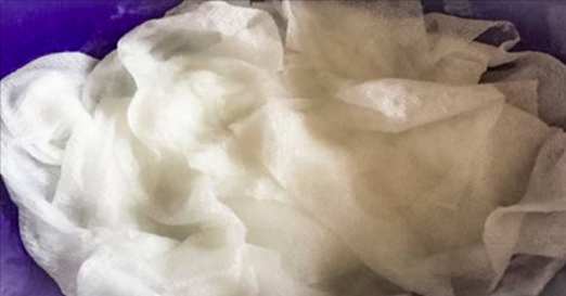 Cette femme trempe du papier toilette dans du vinaigre blanc. Le résultat est incroyable