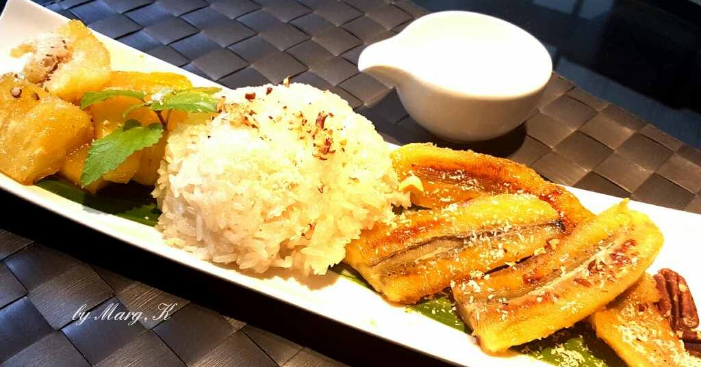 Thai Sticky Rice with Grilled Pineapples and Bananas . 烤鮮菠蘿香蕉椰汁糯米飯