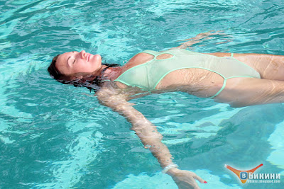 Фото брюнетки с маленькой грудью в бикини у бассейна