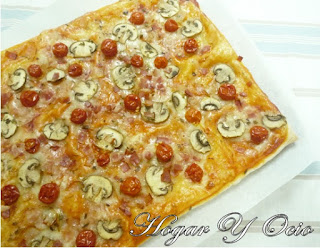 http://hogaryocio.blogspot.com.es/2015/08/pizza-de-hojaldre-con-champinones-bacon.html