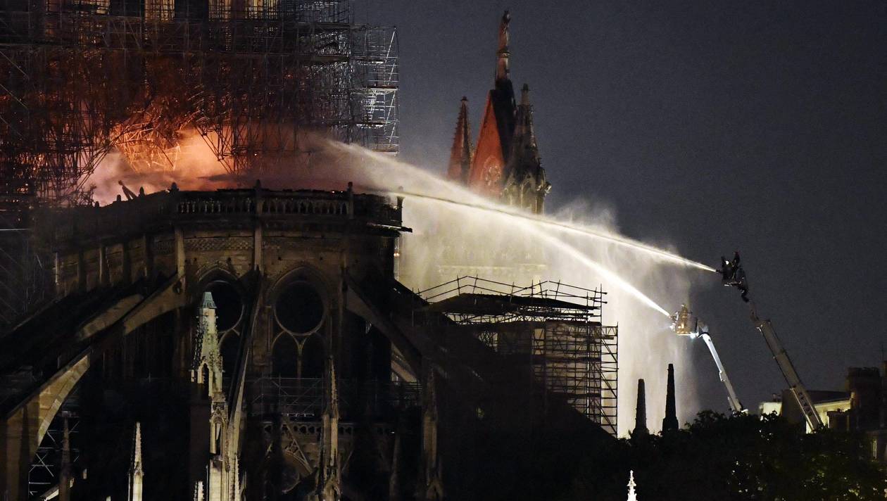 La cathédrale NotreDame de Paris, joyau de l’art gothique en flammes.