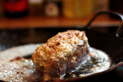 Bison-Rumpsteak sous vide unter der Walnuss-Pecorino-Haube mit Kürbis-Tomaten-Salsa | Arthurs Tochter kocht. Der Blog für Food, Wine, Travel & Love