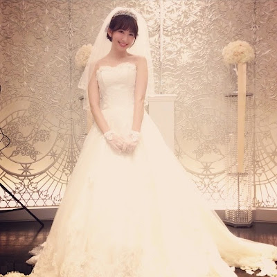 AKB48の小嶋陽菜、ブランド服ドレスと50名オタクファン婚礼をする