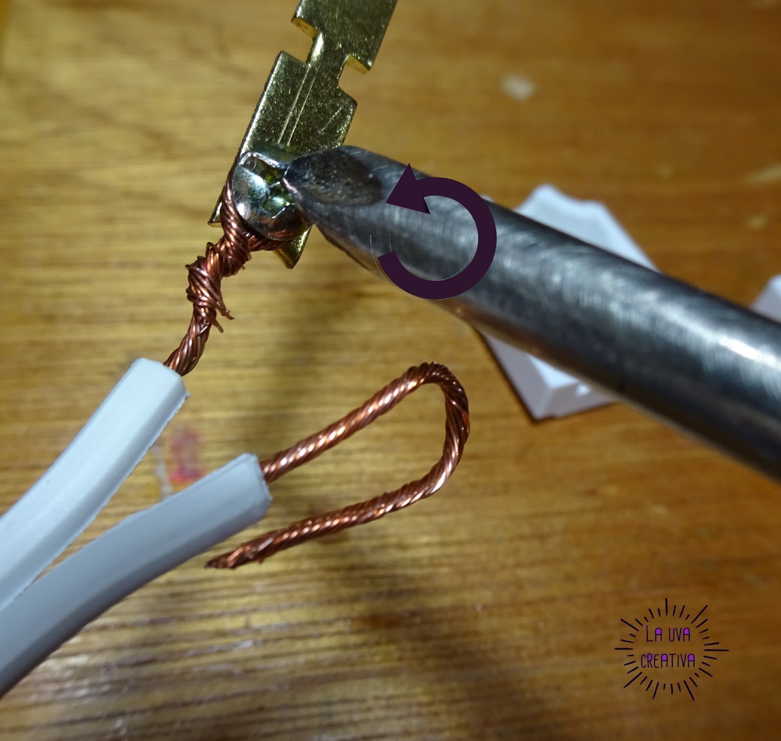 La Uva Creativa: Cómo poner una clavija al cable