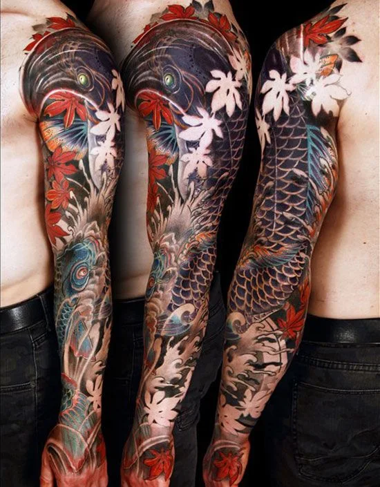 tatuaje de carpa koi japonesa en el brazo