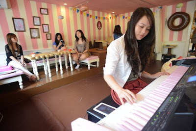 Trưng bày đàn piano cho quán cafe thêm hút khách