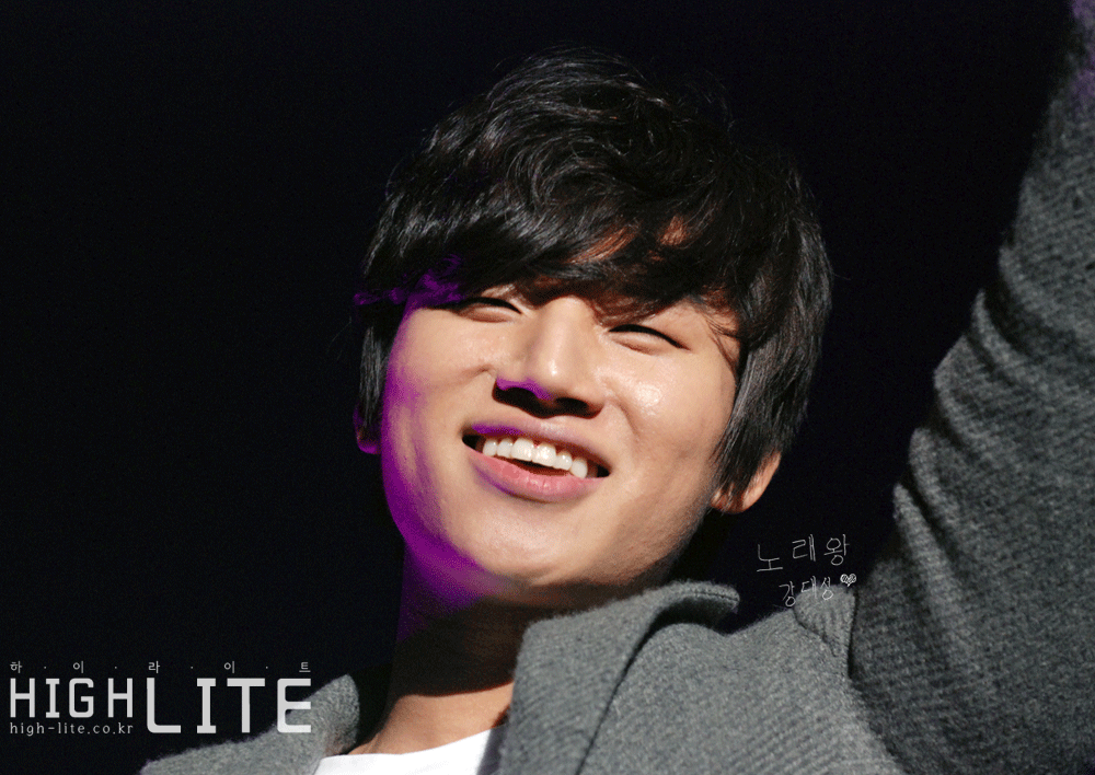 http://2.bp.blogspot.com/-qwGAFv7UZP8/TvKO3BH7iGI/AAAAAAAAO8o/I_U5v0-uHJg/s1600/Daesung.gif