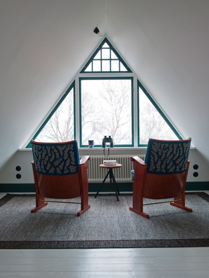 окно на чердаке дома. окно на чердаке. окно на чердаке дома.