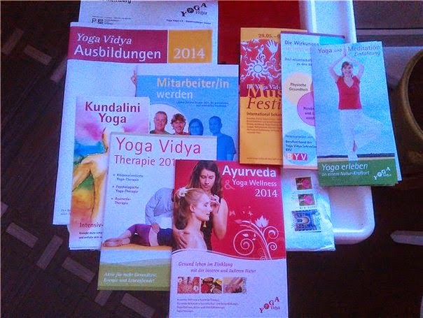 Échantillons Gratuits des Livrets et des CDs de Yoga Vidya
