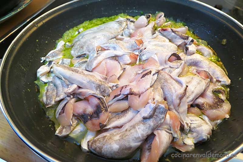 Las cocochas crudas en la sartén