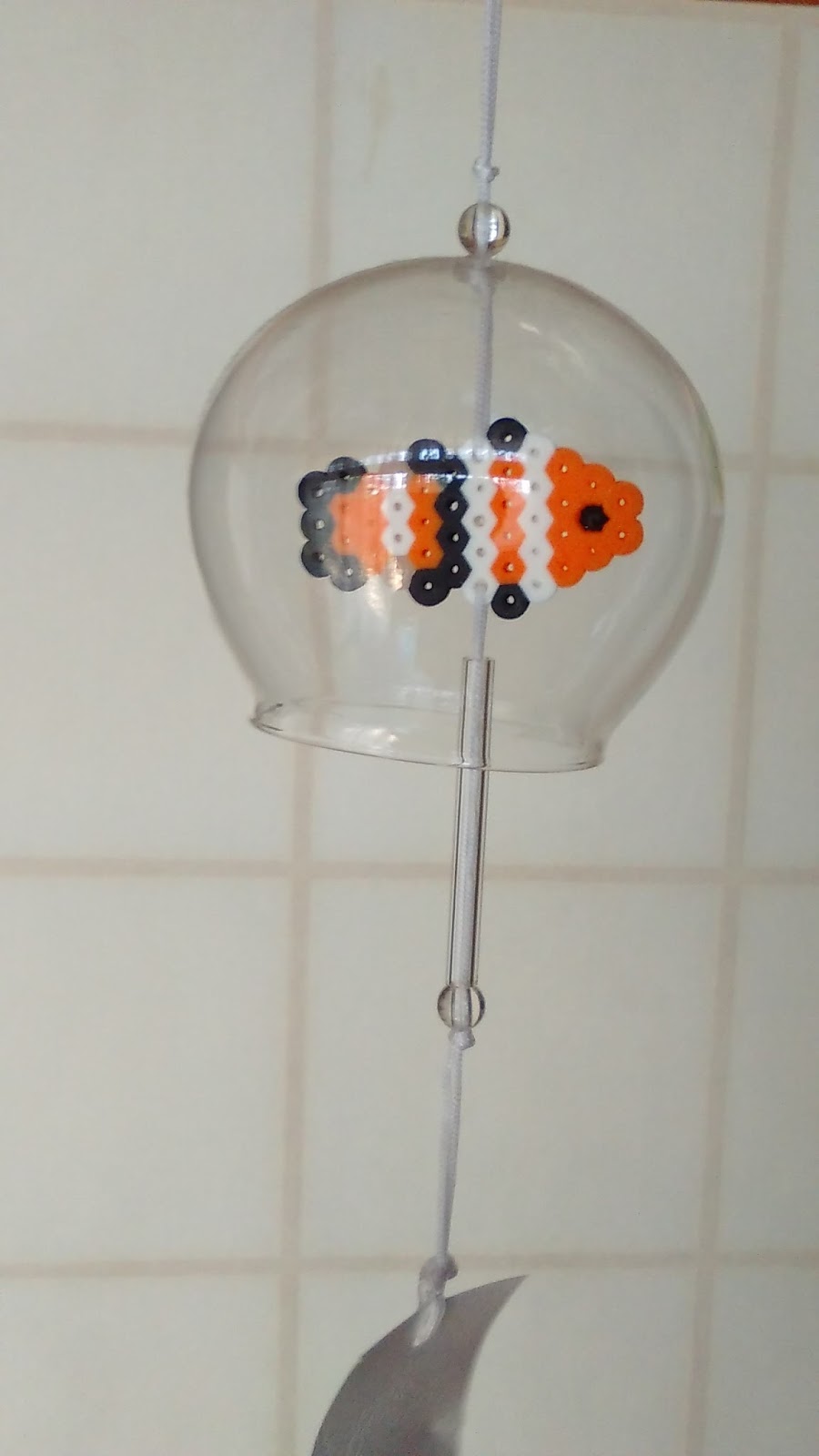 風鈴の中にイルカなどを入れて アイロンビーズでゆったりかるく